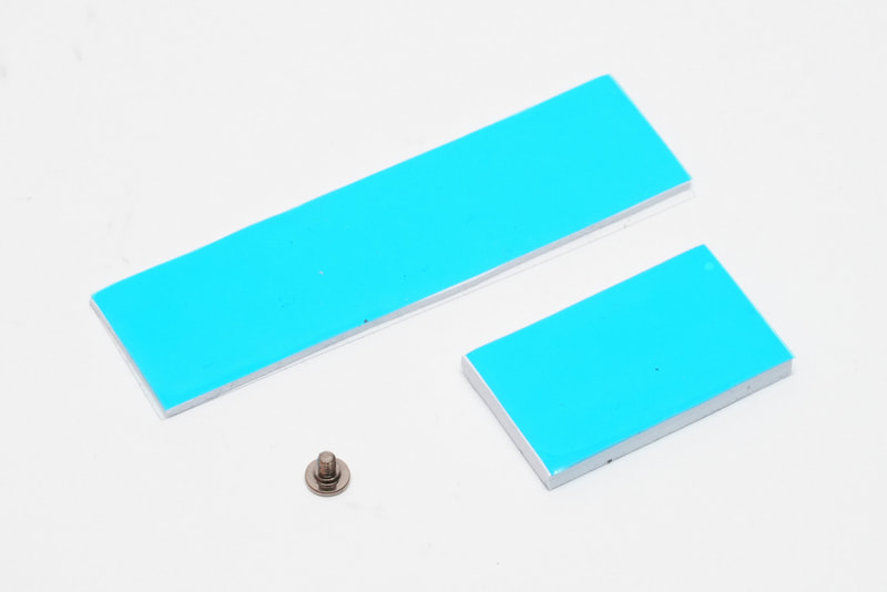 サイズ、厚みの異なるサーマルパッドが2枚同梱。M.2 SSD増設の際に使用する