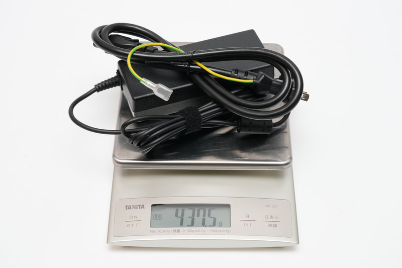 ACアダプタと電源ケーブルの合計重量は実測437.5g