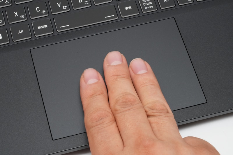 タッチパッドは実測121×83mmと広く、3本指でのジェスチャー操作もしやすい