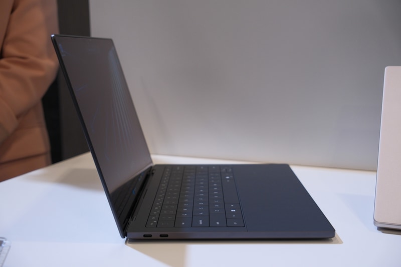 左側面にはThunderbolt 4 2基