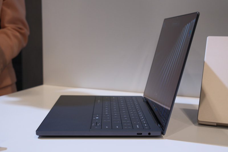 右側面にはThunderboltとオーディオジャック