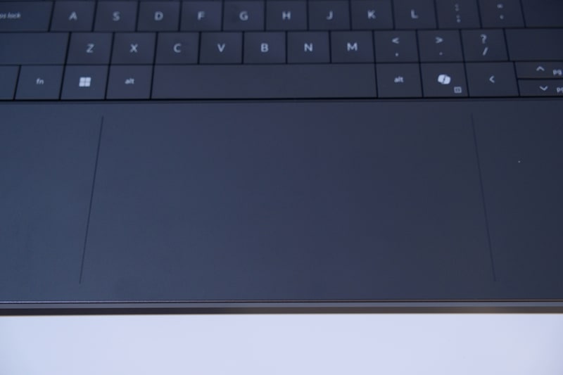 タッチパッドとパームレストはフレームレスデザインのままだが、左右の境界部に線が描かれ、目でも指でも分かりやすくなった