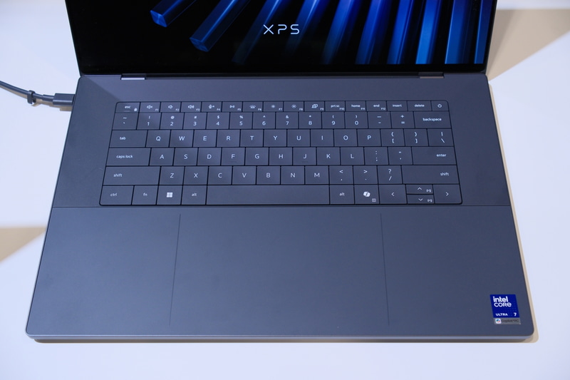 キーボードも14型と同じデザイン。左右のスペースは16型の方が広い