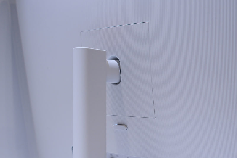 スタンドは着脱式に。VESAマウントにも対応