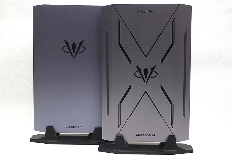 左側面。左奥がGeForce RTX 4070 Laptop GPUを搭載した旧モデル、AtomMan G7 Ti。筐体は実質共通だが、印刷や色味が若干異なる