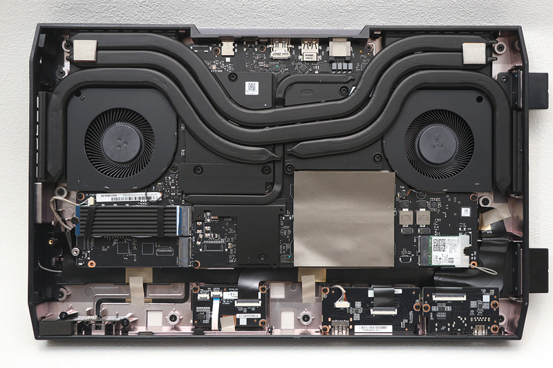 本体内部。ヒートパイプの配置、SSDのM.2スロットの配置などが変更されている