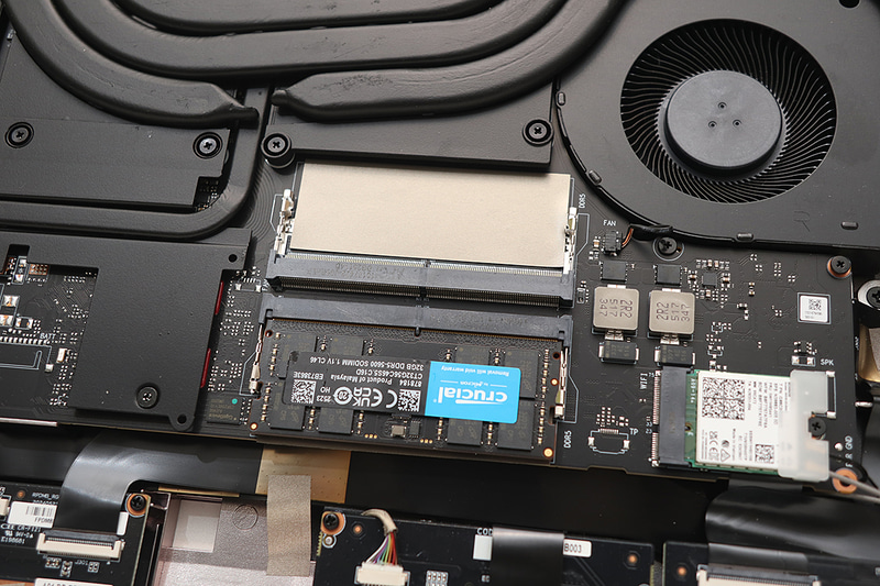 サンプルではメモリは32GB SO-DIMM 1基だけとなっていた(従来は16GB×2)。シングルチャネル化による性能低下があると思われるが、ベンチ結果から察するにその心配はしなくても良さそうだ