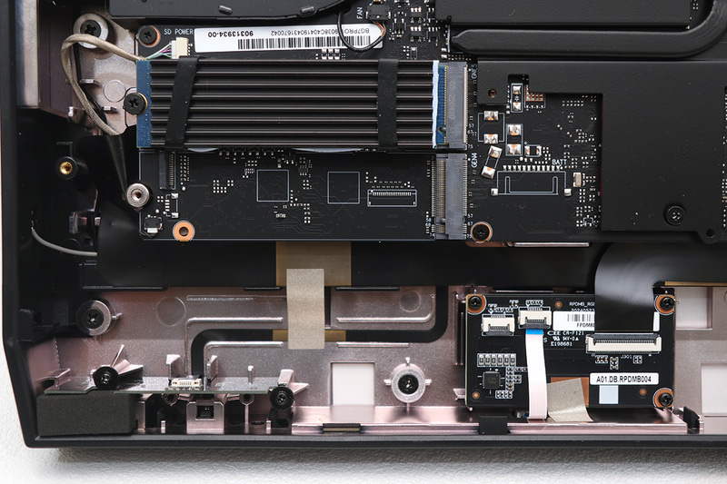 従来のSSDは「2階建て」構造だったが、新モデルは平置きとなっている。発熱による影響を抑えられるだろう