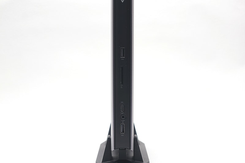 背面インターフェイスは上からDC入力、USB4、HDMI出力、USB 3.2 Gen 2、2.5Gigabit Ethernet。ちなみに使い勝手の良さからいえばDC入力は底面に装備してほしかったのだが、本製品はノートPC用マザーボードがベースとなっているため無理だったのだろう