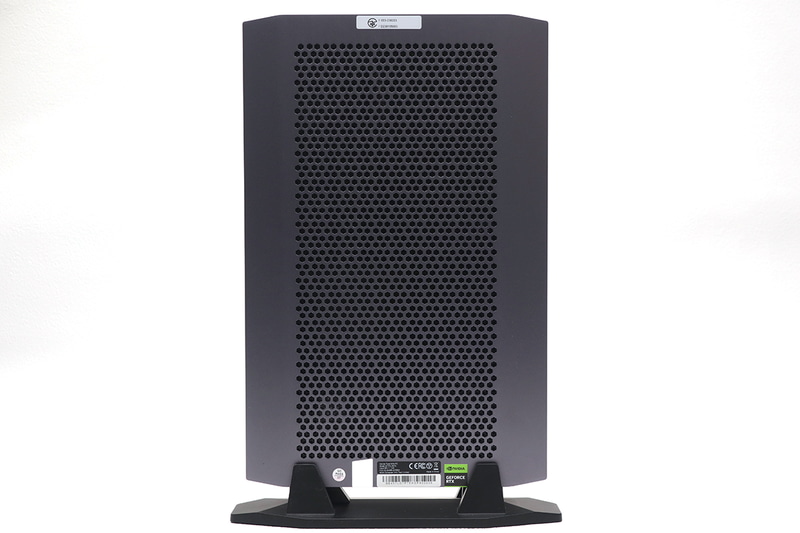 右側面はすべて排気口。これは従来同様