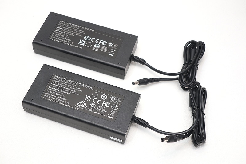 ACアダプタは従来(上)と形状まで一緒なのだが、電圧は20Vに向上した