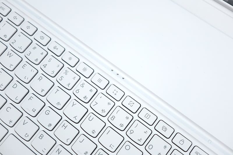 キーボードと本体を接続するポゴピン部分