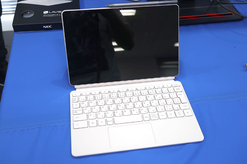 オプションのスタンドカバー付きキーボード(PC-AC-AD065C)を装着したところ。このキーボードはタッチパッド付きが特徴