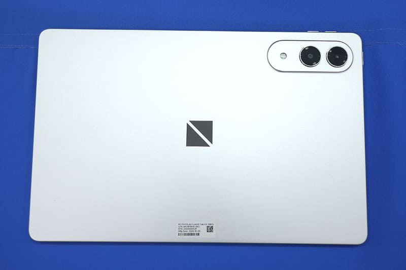 本体背面。カメラはメインとマクロの2つを搭載
