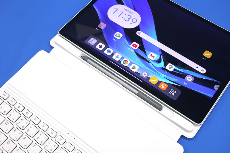 キーボードカバーにはペンも収納可能だ