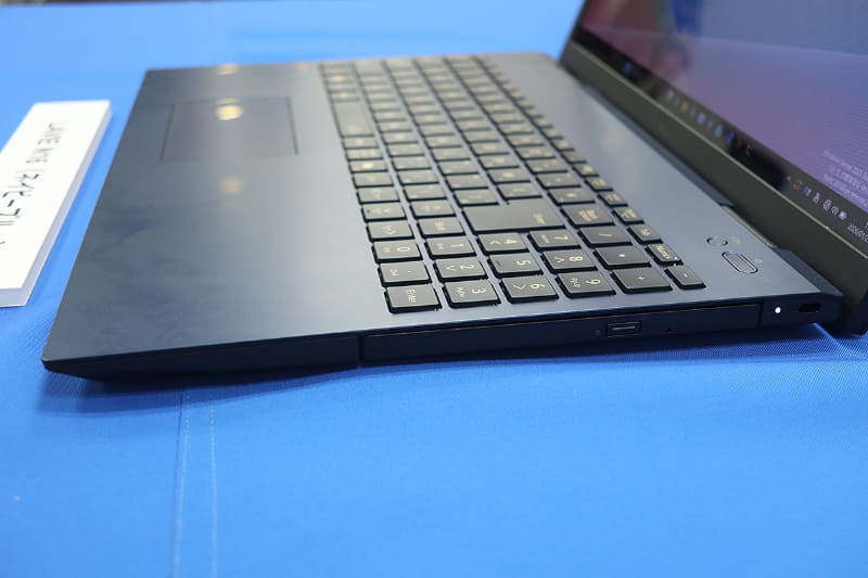 本体右側面は光学ドライブのみ