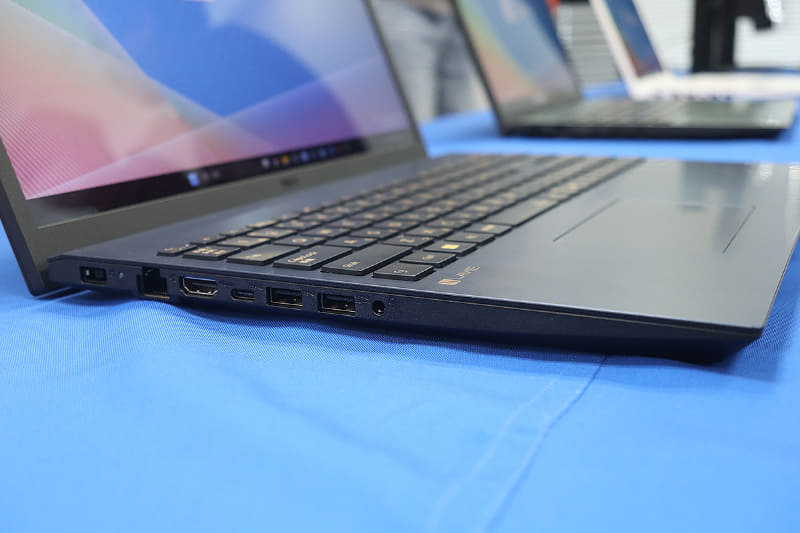 インターフェイスは左側面に集約されている。写真から判断するに、USB 3.2 Gen 1 Type-C、USB 3.2 Gen 1 2基、HDMI出力、有線LAN、音声入出力などを備えているようだ