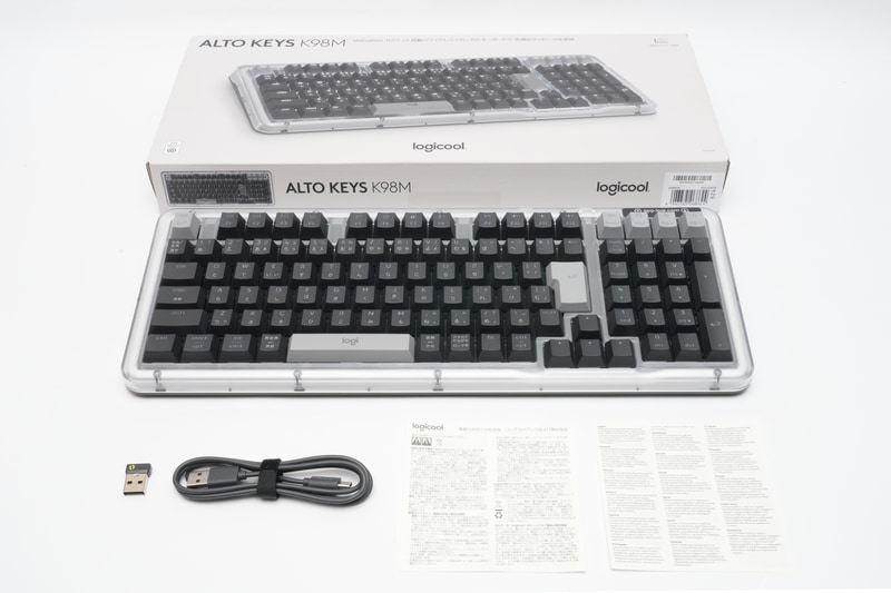 パッケージには本体、「Logi Bolt USBレシーバー」、充電ケーブル、説明書類が同梱