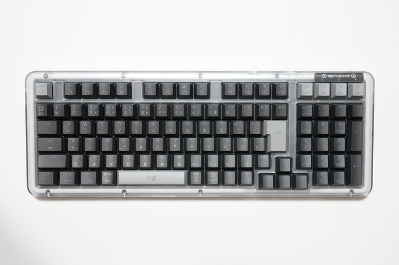 テンキー付きの日本語配列(102キー)。テンキーをわずかに下げることで「98%規格」のコンパクトサイズに収めている