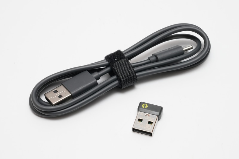 充電ケーブルはUSB Type-A to Type-Cで、長さは実測105cm