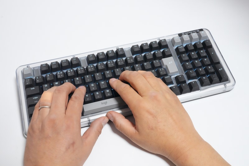 デスクの上に物が少ないときはテンキー付きでもよいが、食事しながら作業したり、べつのガジェット類を併用する際に、筆者はテンキーを邪魔に感じる