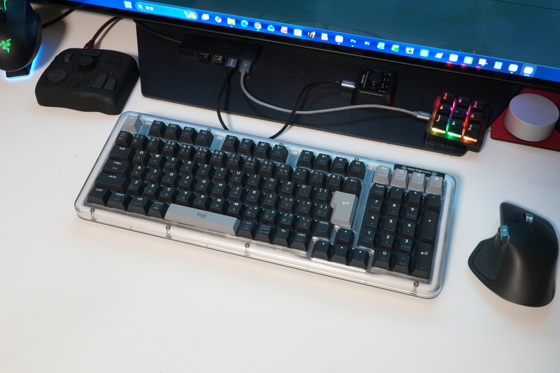 デスクの上に物が少ないときはテンキー付きでもよいが、食事しながら作業したり、べつのガジェット類を併用する際に、筆者はテンキーを邪魔に感じる