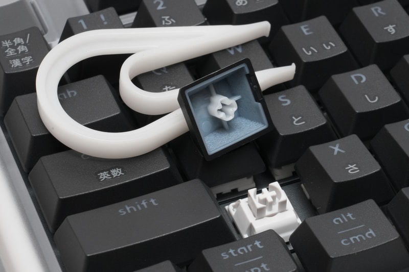 キーキャップは取り外し可能だが、取り外し用のツールは付属していない。まめに掃除したいのであれば、引き抜き工具を使うといいだろう