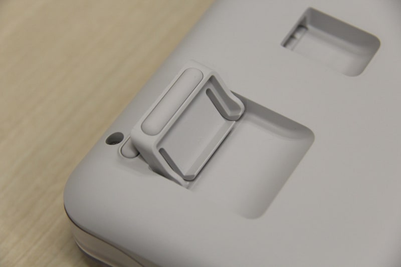 背面には折り畳み式の足を備える