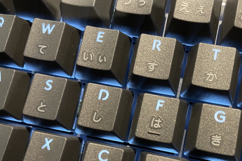 主に英数字は2色成型、日本語はプリント