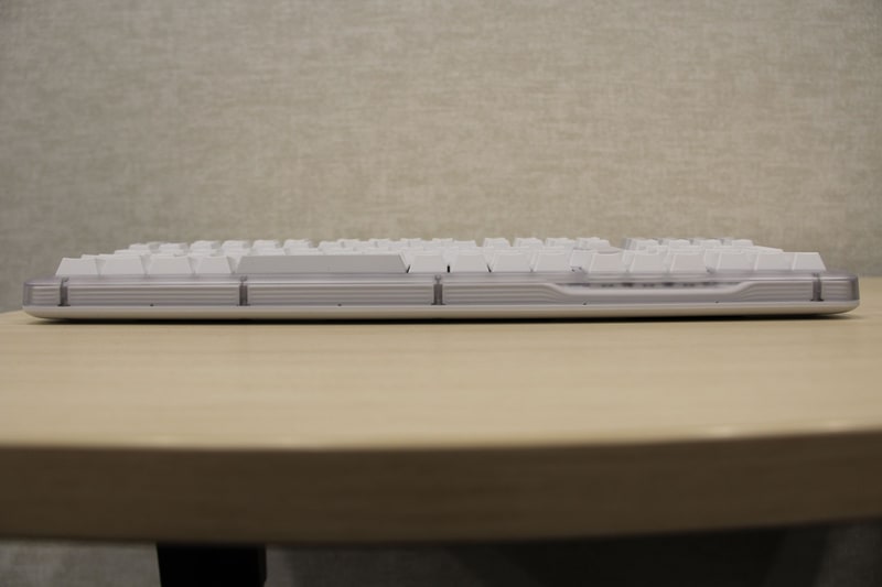 前面。ガスケット内蔵でそれなりの厚みがある