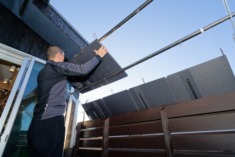 「ソーラーパネル干し」に勤しむポタ電仕事人(筆者)