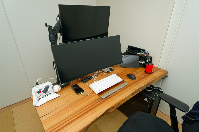 仕事部屋のデスク周り。ここに写っている機材はすべてポータブル電源で賄うこととする