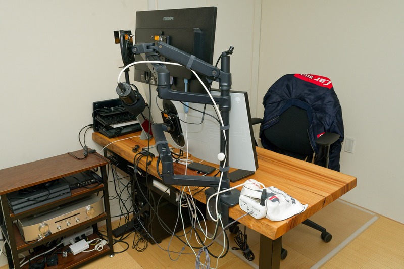 仕事部屋のデスク周り。ここに写っている機材はすべてポータブル電源で賄うこととする