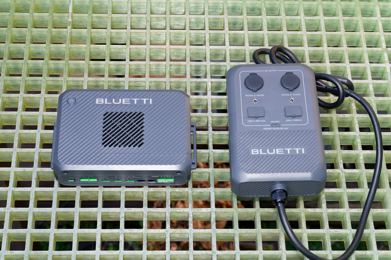 「Charger 2」(左)と、これに組み合わせて使うオプションの「Charger 2 DC Hub」(右)