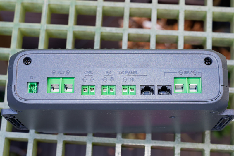 クルマのバッテリやソーラーパネルからの配線は下部のポートに接続する