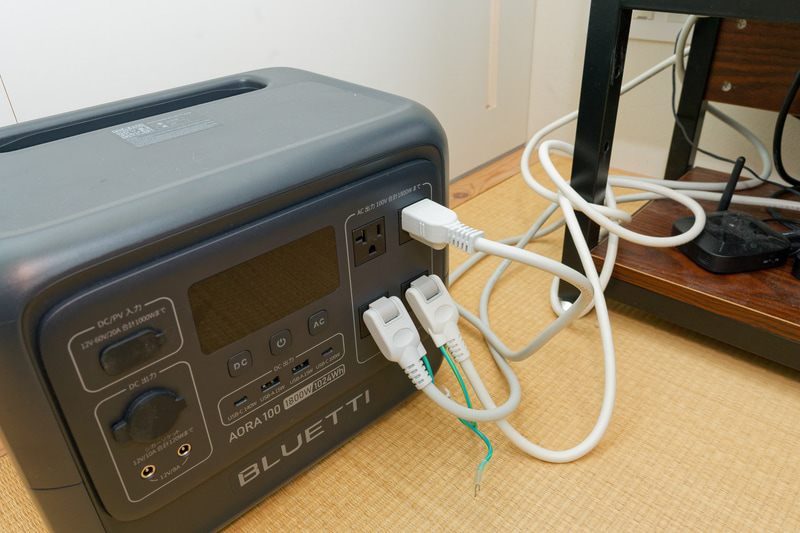 デスク周りの機材をつないでいる電源タップ3つを接続した