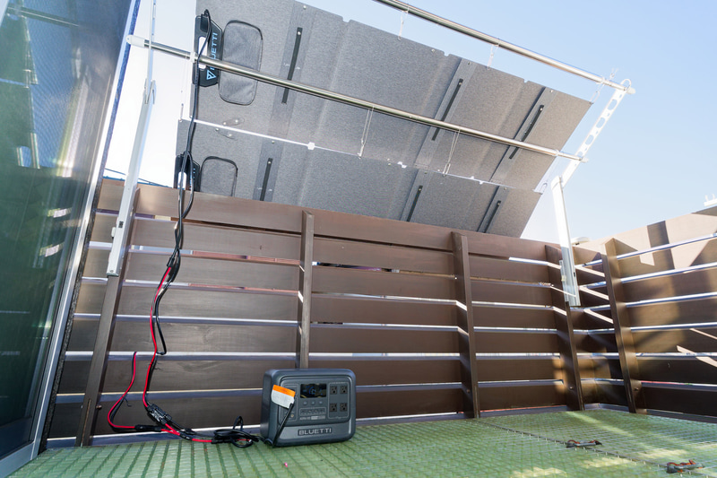 爽やかな青空の広がる12月。物干し竿から吊り下げたソーラーパネルからの充電は順調そのもの