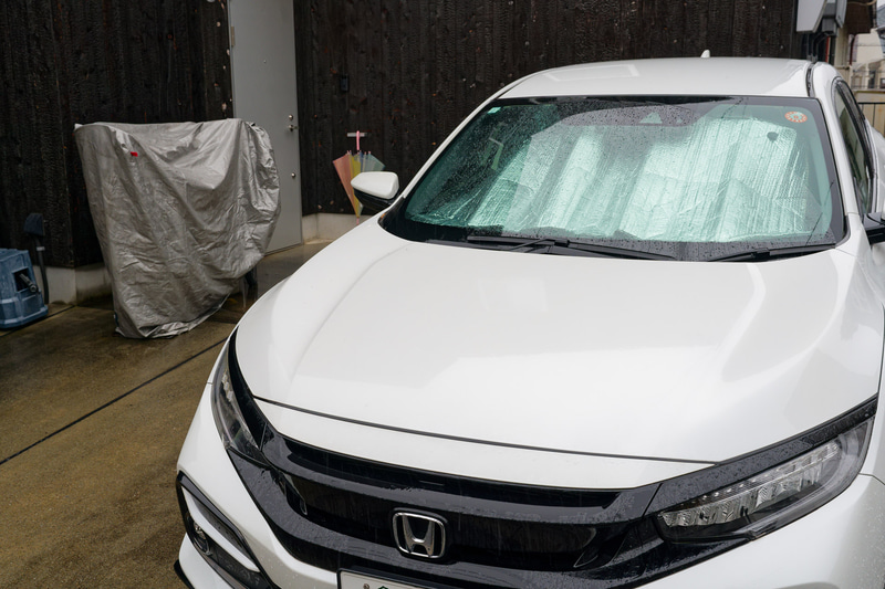 降りしきる雨。そんなときはクルマに頼らせてもらう