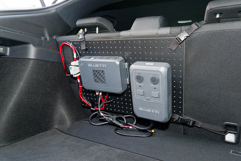 ラゲッジスペースに設置したCharger 2とDC Hub