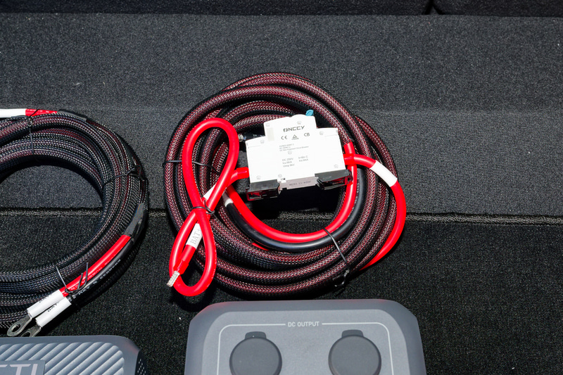 およそ5mの長さがある太いバッテリ接続用ケーブル。エンジンルームから配線する場合は簡単とはいえない