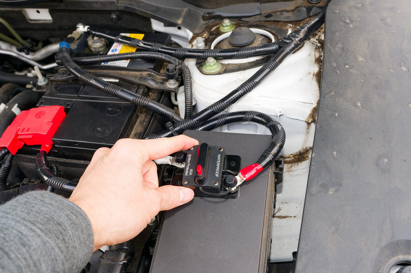 エンジンルーム内に追加のサーキットブレーカーを設置した。ほかにも考えるべき点は多く、問題なく使えるようにするにはプロに依頼した方が安心