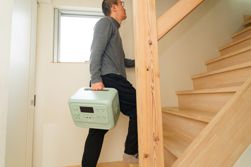 11.5kgと重すぎないAORA 100 V2は、1〜2階間を移動するのも、クルマに持ち込むのも楽