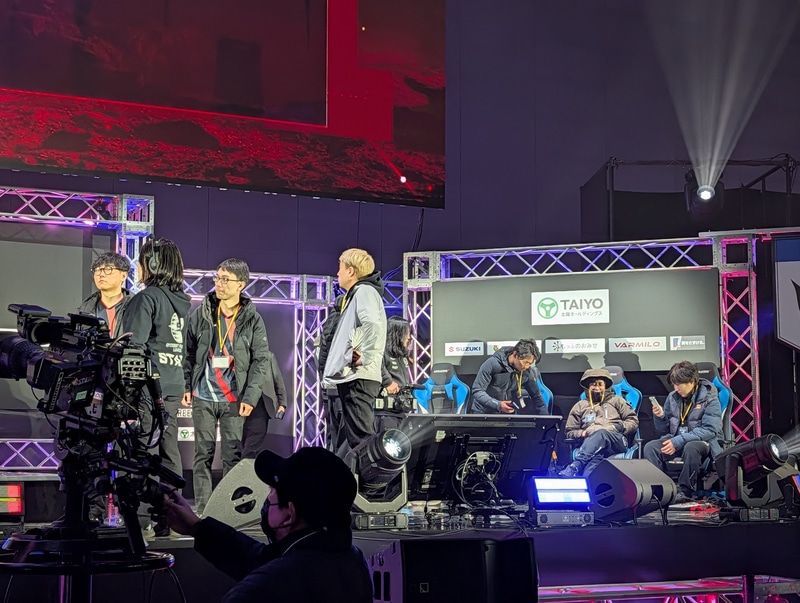 開場前、ステージ上で機材の最終調整などを行なう両チームのメンバーたち