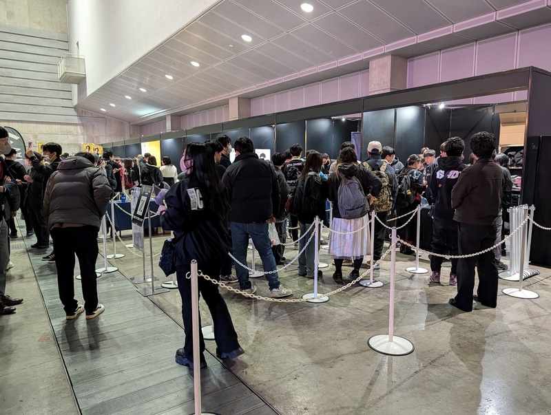 チームブースの様子。1チームあたりのエリアは多少小さくなったが、配置が分かりやすくなったほか、行列の待機場所を別に設けたことで廊下を行列がふさぐようなことがなくなった