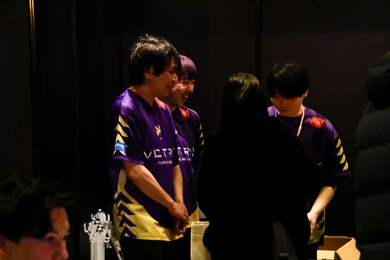 Victrix FAV gamingのファンサービスの様子。sako、りゅうきち、藤村、もけたちがファンと触れ合う様子が見られた