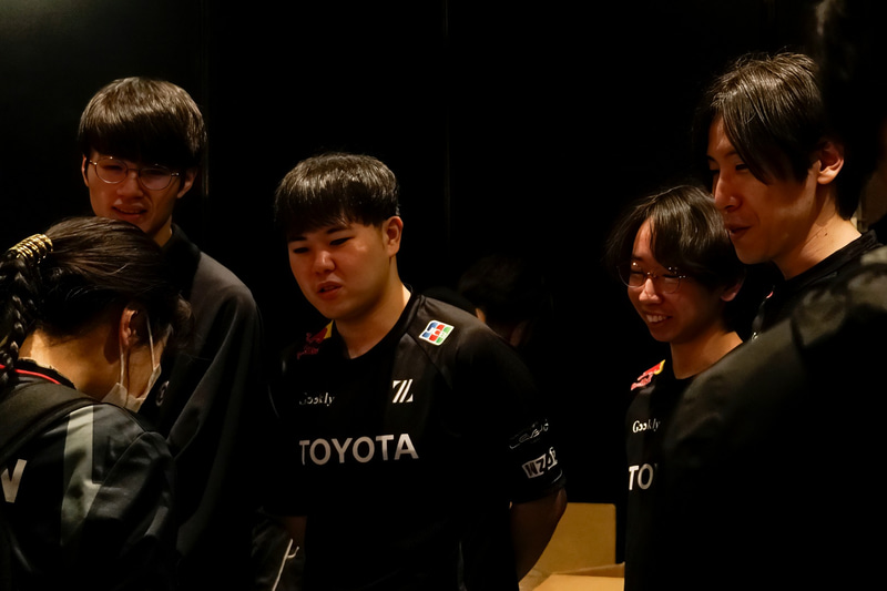 ZETA DIVISION Geeklyのブースにはももち、ひぐち、ヤマグチ、ヒカルの4人がファンと交流していた