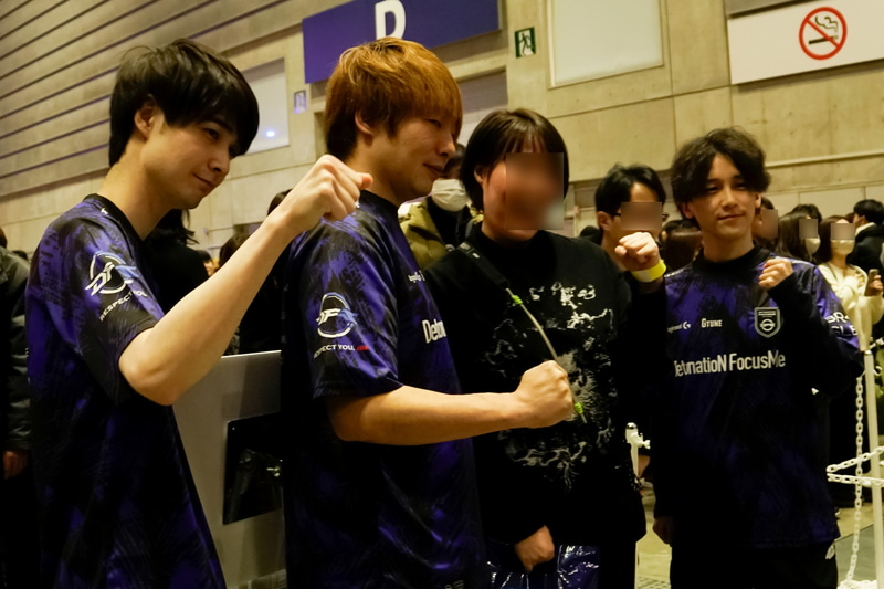 DetonatioN FocusMeのブースでは板橋ザンギエフ、竹内ジョン、ナウマンの3人がファンとの記念撮影をしていた
