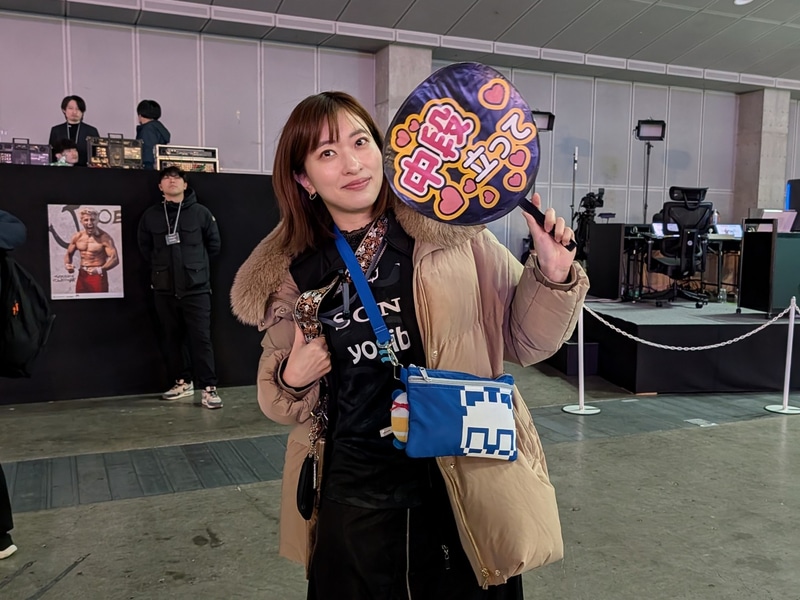会場には多くの格闘ゲームのプロプレーヤーなどが激闘の観戦に訪れた。写真はREJECTふ～どの妻であり、G-STAR PRO所属の尻職人でもあり、G-STAR GAMING(じすたげ)プロデューサーも務める倉持由香さん