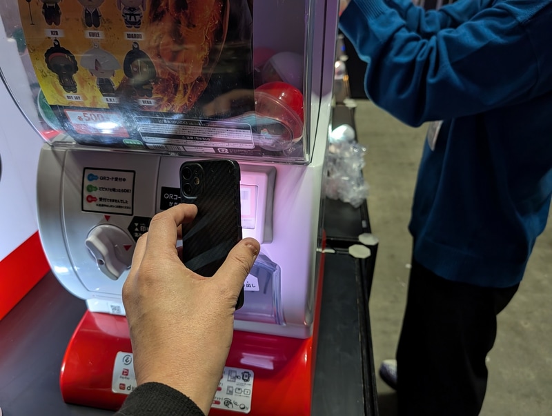 現金は使えず、QRコード決済のバーコードをリーダーに読ませてガチャを回す仕組み