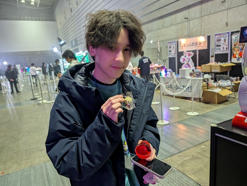 試合開始前のインターバルの時間にキャッシュレスガチャを回しにきたDetonatioN FocusMe所属の竹内ジョン